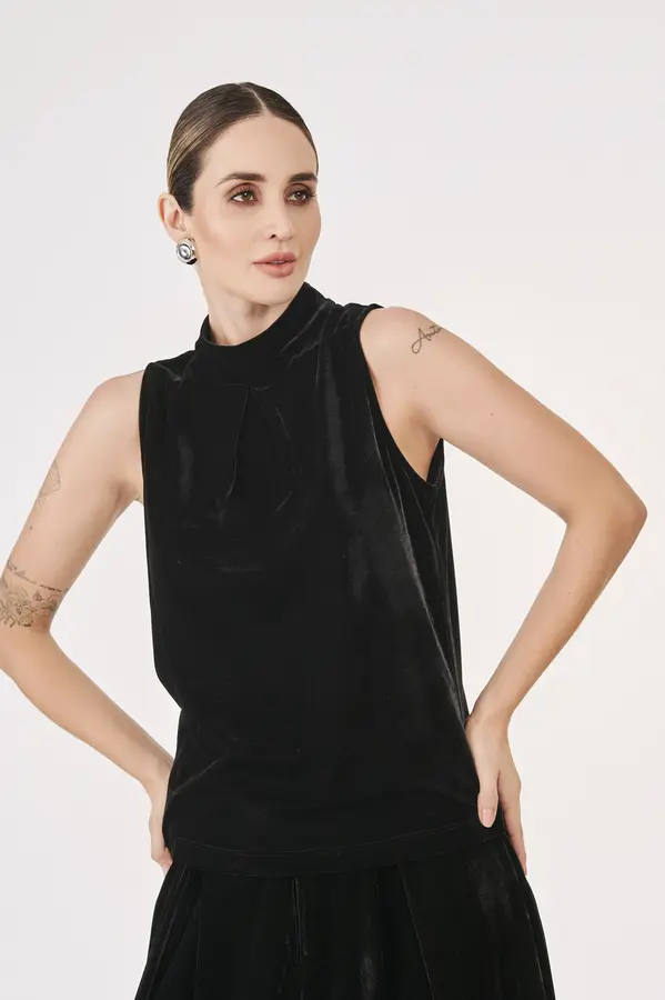Blusa Gola Alta Veludo Preto