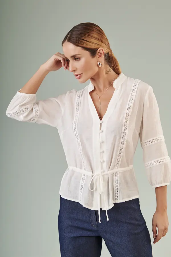Blusa Acinturada com Bordados Off White