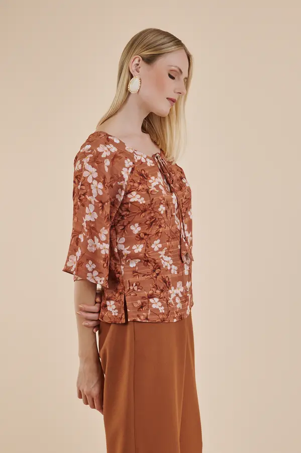 Blusa Floral Decote Laco Estam
