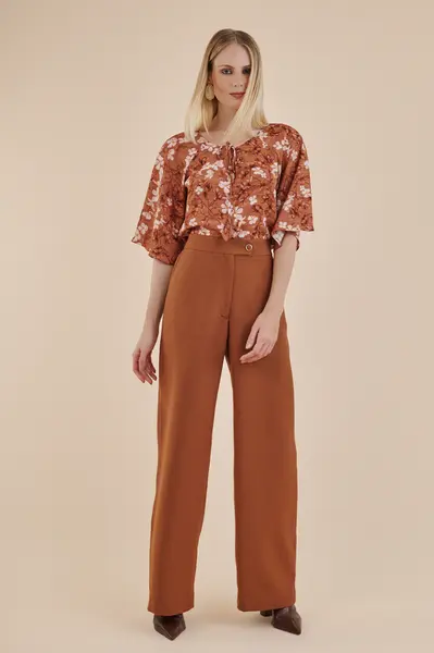 Blusa Floral Decote Laco Estam