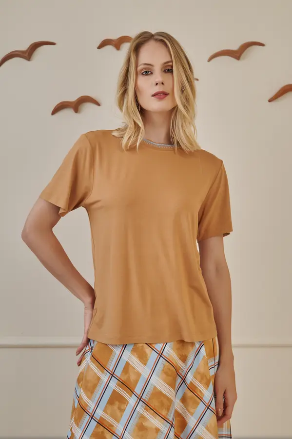 T Shirt Gola Ponto Bordado Doce de Leite
